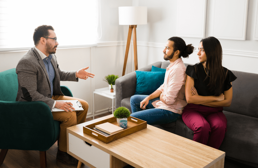 Você não precisa carregar essa dor sozinho. Utilizamos terapia tcc no tratamento para ansiedade, tratamento para depressão, conflitos familiares, crise no casamento e outros relacionamentos. Cada sessão de terapia dura cinquenta minutos e você pode ter um terapeuta online ou presencial, pois tanto a terapia online quanto a presencial são eficazes.